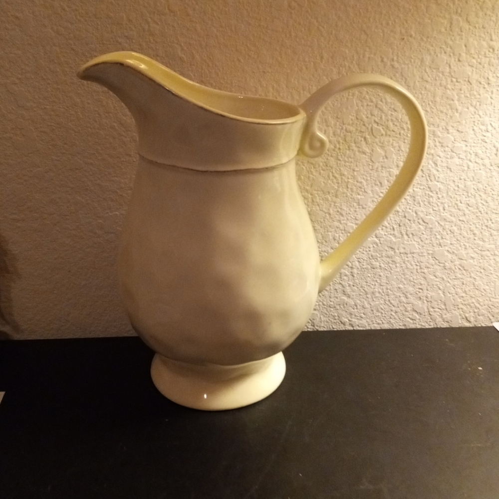 GORGEOUS NEW Pier One Martillo Creme Brulee 64oz Stoneware Pitcher.